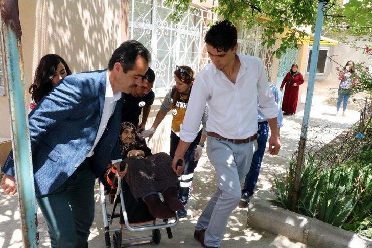 83 Yaşında Sedye Üzerinde Oy Kullandı G1