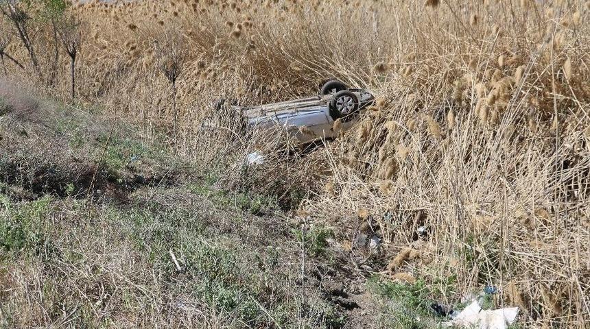 Sivas&rsquo;ta Otomobil Şarampole Yuvarlandı: 4 Yaralı