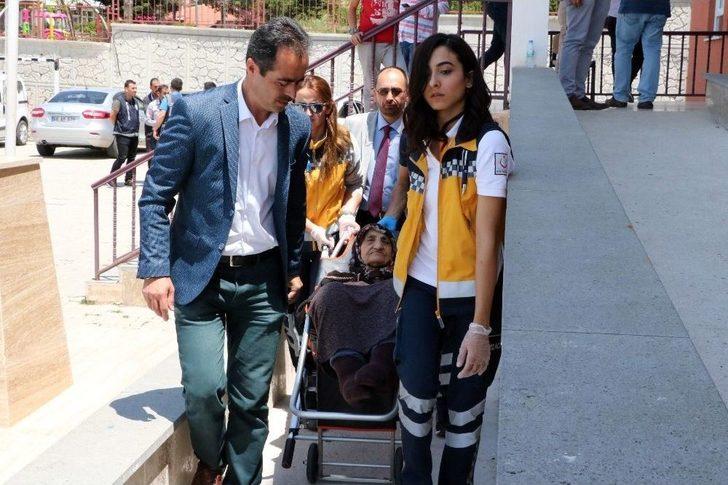 83 Yaşında Sedye Üzerinde Oy Kullandı G2