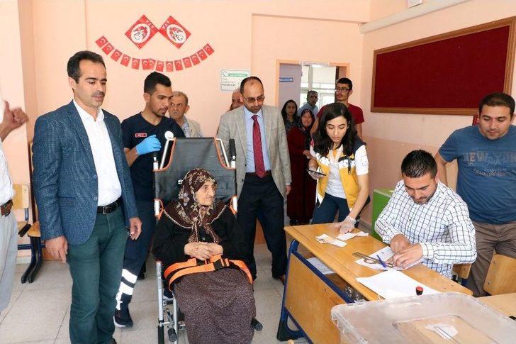 83 Yaşında Sedye Üzerinde Oy Kullandı G3