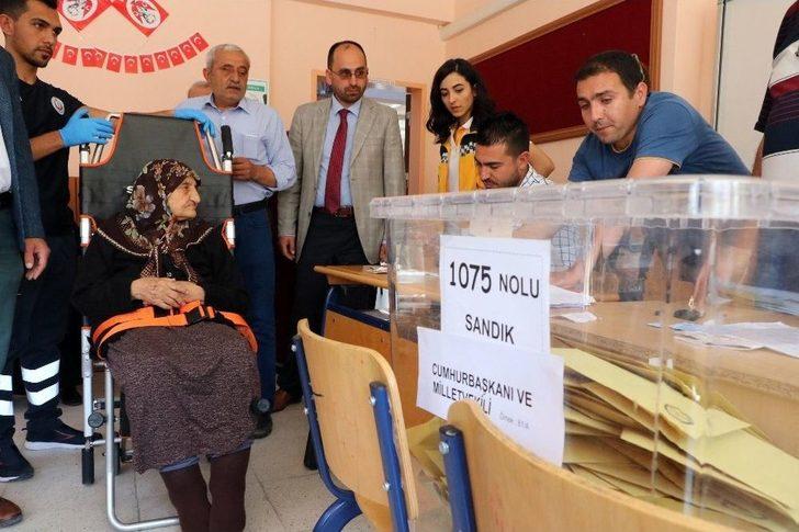 83 Yaşında Sedye Üzerinde Oy Kullandı G4