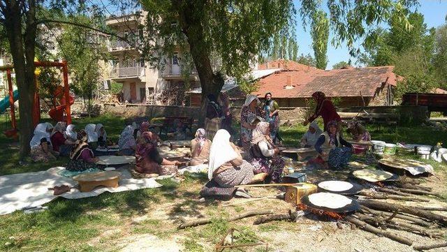 Köylü Kadınlardan Gözleme Hayrı Ve Yağmur Duası