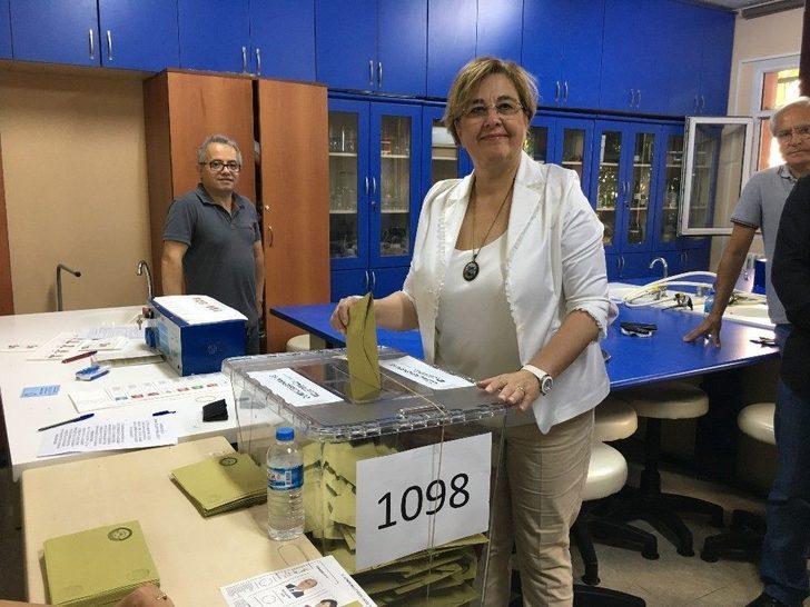 İzmir’de Belediye Başkanları Oylarını Kullandı G2