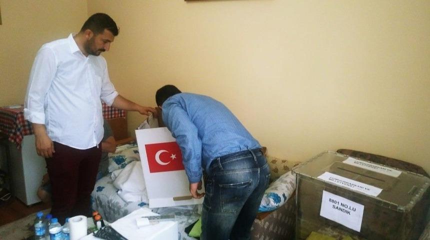 Alaplı’da 5 Engelli Ve Hasta Seyyar Sandıkla Evinde Oy Kullandı