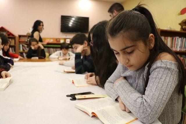 Her Ay Bir Araya Gelip Hem Kitap Okuyorlar Hem Tanışıyorlar