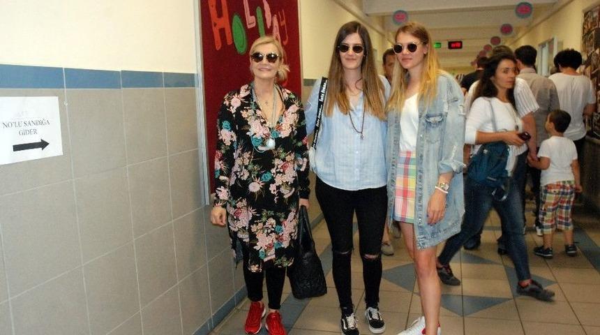 Derya Baykal Ve Kızları Oy Kullanmaya Birlikte Geldi