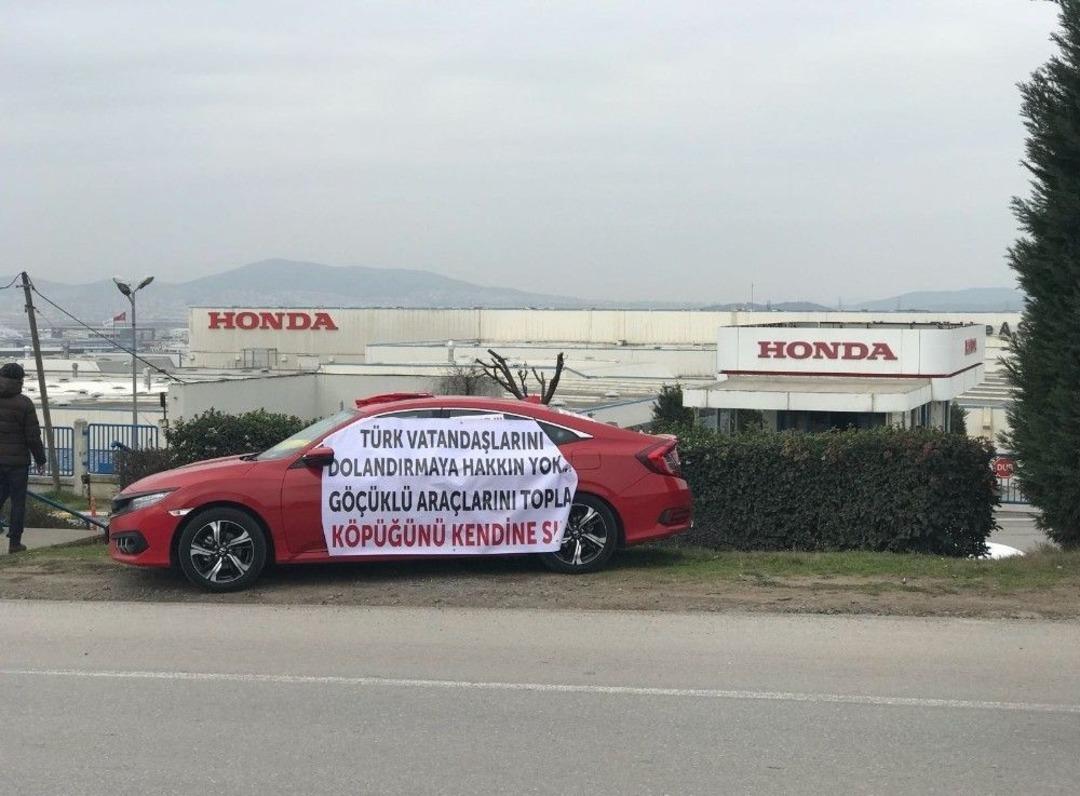 Sıfır Ara&ccedil;larının Hatalı &Ccedil;ıktığını İddia Eden S&uuml;r&uuml;c&uuml;ler Fabrika &Ouml;n&uuml;nde Eylem Yaptı