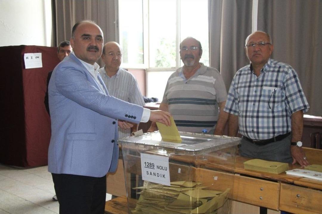 Isparta Protokol&uuml; Ve Siyasiler Oylarını Kullandı