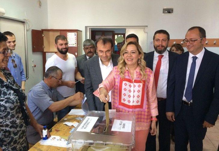 Isparta Protokolü Ve Siyasiler Oylarını Kullandı G3