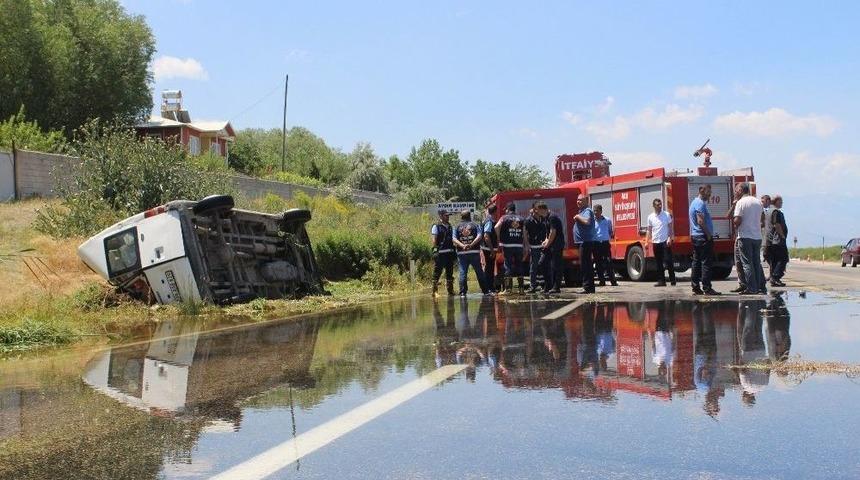 Van&rsquo;da Minib&uuml;s Takla Attı: 2 Yaralı