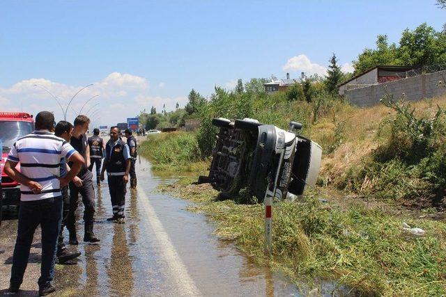 Van’da Minibüs Takla Attı: 2 Yaralı