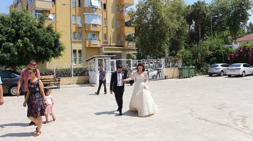 Gelinliğiyle Sandık Başına Gitti