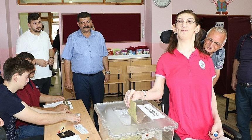 Dünyanın En Uzun Genç Kızı Oyunu Kullandı