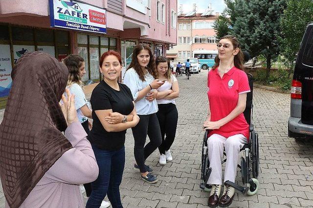 Dünyanın En Uzun Genç Kızı Oyunu Kullandı