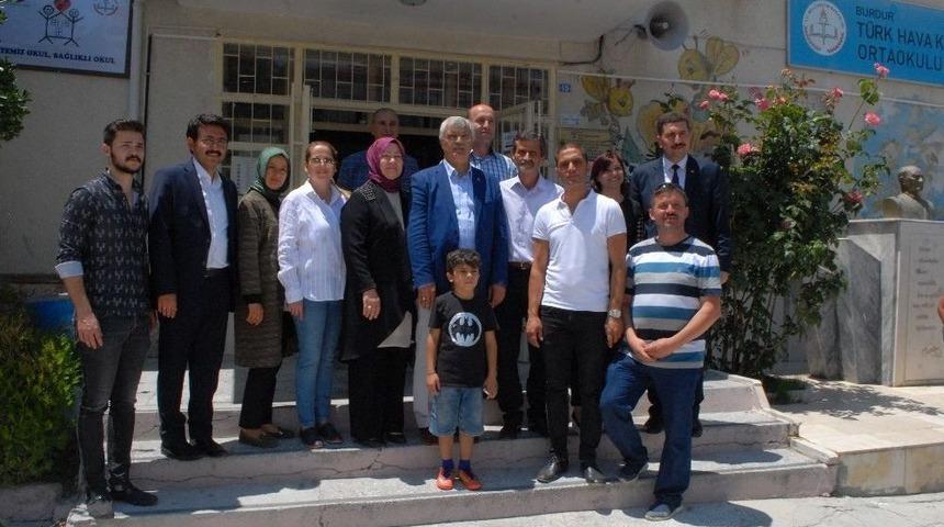 Burdur’da Başkan Ve Milletvekili Ailesiyle Birlikte Oy Kullandı