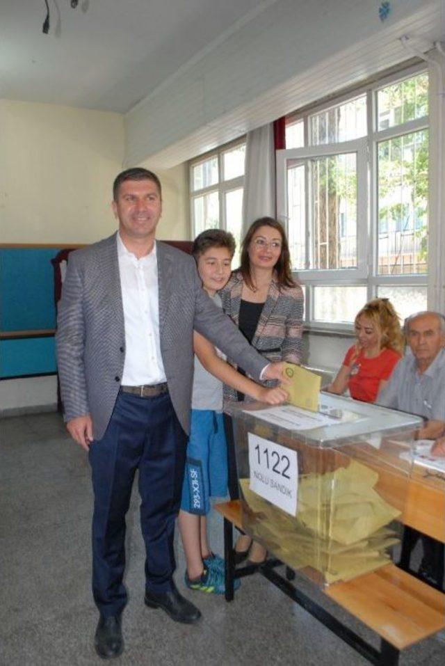 Burdur’da Başkan Ve Milletvekili Ailesiyle Birlikte Oy Kullandı
