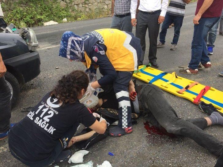 Motosiklet Kamyonetle Çarpıştı: 2 Yaralı G2