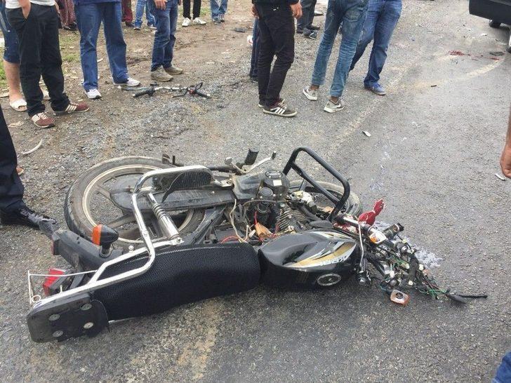 Motosiklet Kamyonetle Çarpıştı: 2 Yaralı G3
