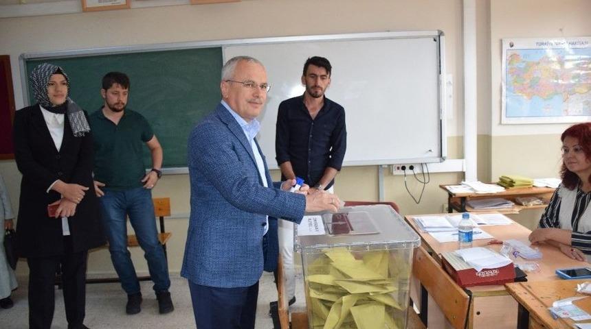 Mehmet Ceylan Ve Milletvekili Adayları Oylarını Kullandı