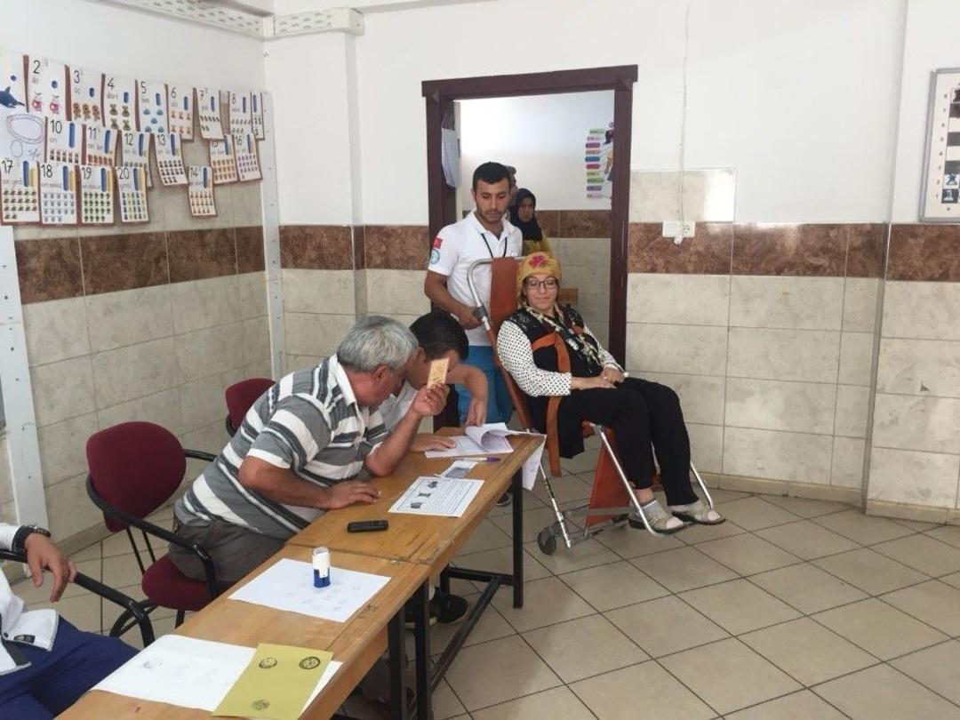 Yatarak Tedavi G&ouml;ren Vatandaşlar Ambulanslarla Sandığa Taşındı