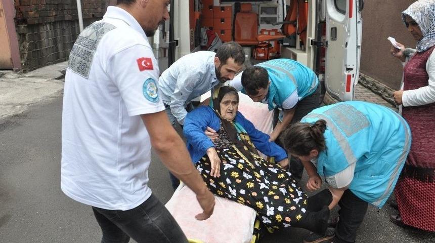 Yaşlı &Ccedil;ift Oy Kullanmaya Ambulansla Gitti