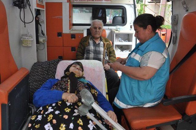 Yaşlı Çift Oy Kullanmaya Ambulansla Gitti