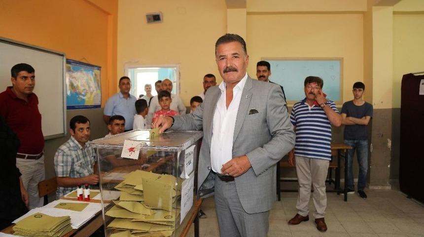 Mersin&rsquo;de Belediye Başkanları Oyunu Kullandı