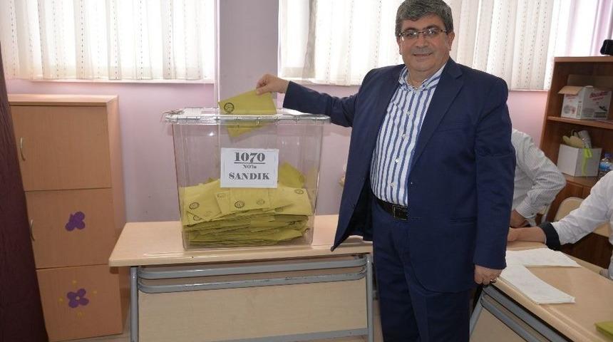 Başkan Can, Eşi Ve Oğluyla Oyunu Kullandı