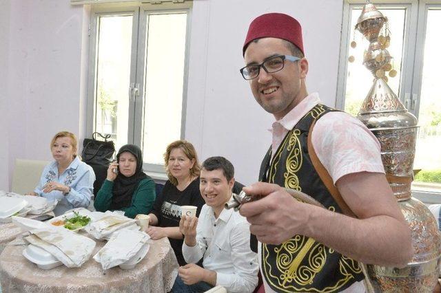 Kuşcağız Aile Yaşam Merkezi’nden Zihinsel Engelli Ve Yaşlılara Sıra Gecesi