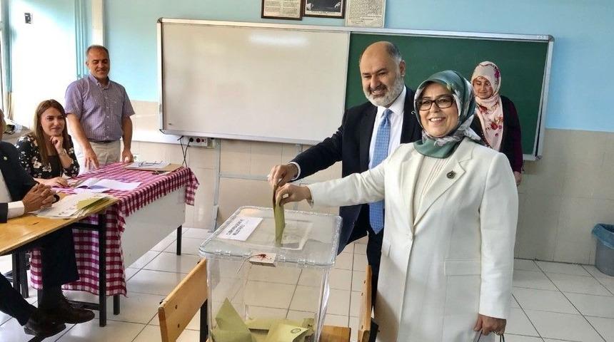 Niğde&rsquo;de Ak Partililer Oylarını Kullandı