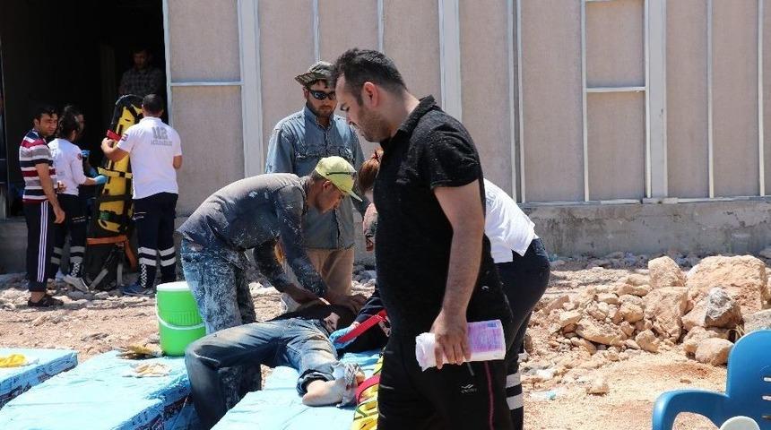 Şanlıurfa&rsquo;da &Uuml;zerine Demir D&uuml;şen 3 İş&ccedil;i Yaralandı