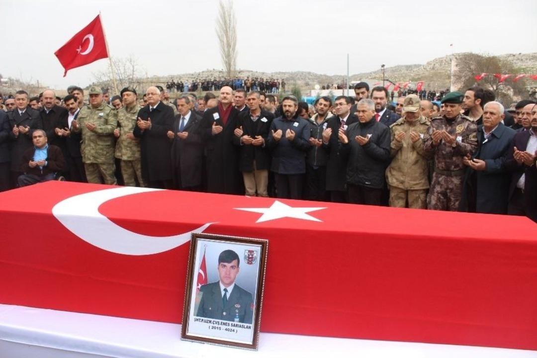 Bakan Soylu Şehit Babasının Kolundan Hi&ccedil; Ayrılmadı