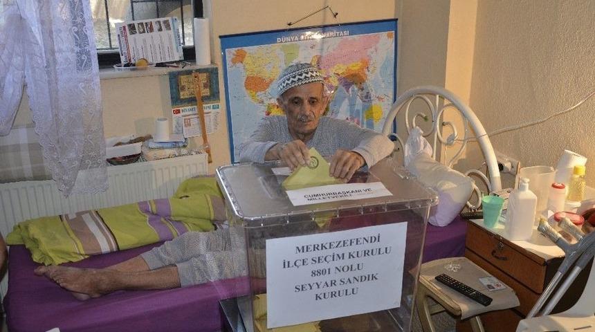 Denizli&rsquo;de Sandığa Gidemeyen Vatandaşların Sandık Ayağına Gitti