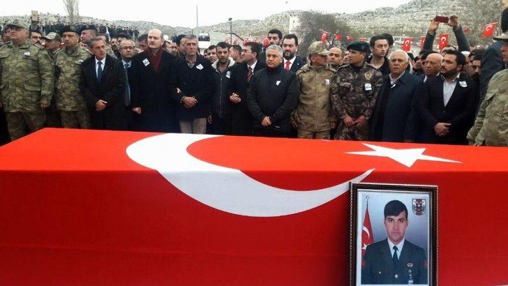 Bakan Soylu Şehit Babasının Kolundan Hiç Ayrılmadı G1