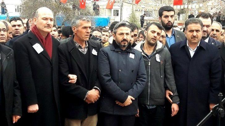 Bakan Soylu Şehit Babasının Kolundan Hiç Ayrılmadı G2