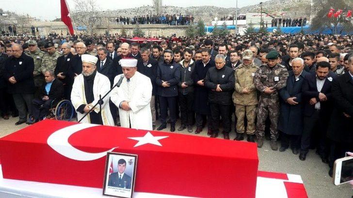 Bakan Soylu Şehit Babasının Kolundan Hiç Ayrılmadı G3