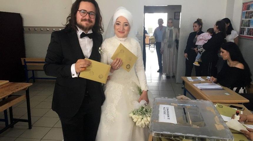 Gelin Ve Damat Nikahın Ardından Sandığa Gitti