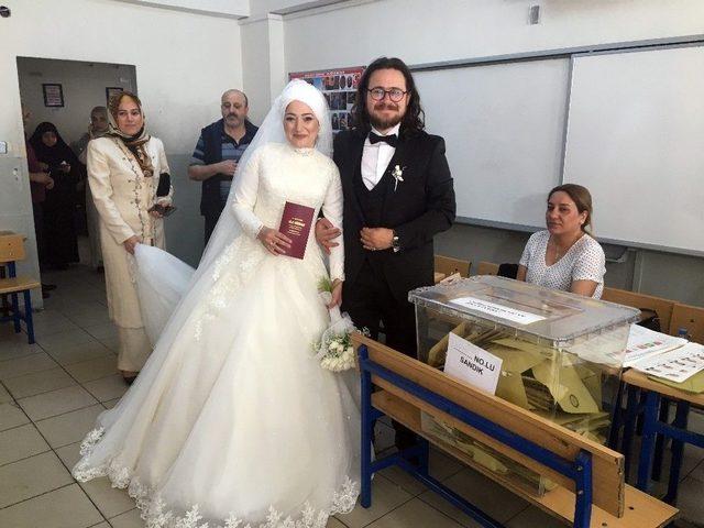 Gelin Ve Damat Nikahın Ardından Sandığa Gitti