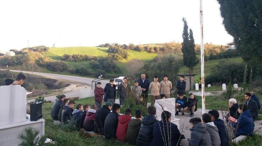 Lapseki&rsquo;de &Ouml;ğrenciler Şehidin Mezarını Ziyaret Etti