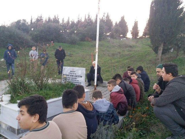 Lapseki’de Öğrenciler Şehidin Mezarını Ziyaret Etti