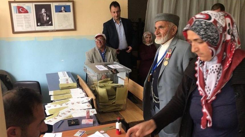 82 Yaşındaki L&uuml;tfi Uzga&ccedil; 60 Yıldır Se&ccedil;imlerde M&uuml;şahitlik Yapıyor