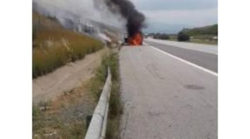 Erzin&rsquo;de Tem&rsquo;de Seyir Halindeki Ara&ccedil; Yanarak Kullanılamaz Hale Geldi