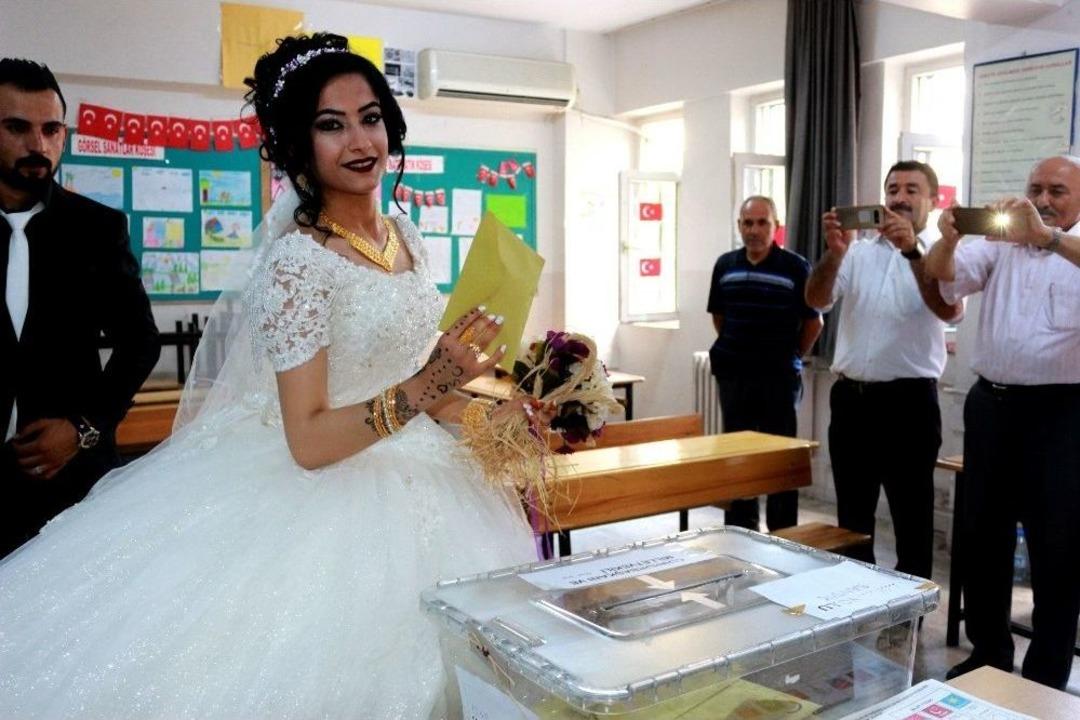 Gelin Damat Zılgıtlarla Sandık Başına Gitti