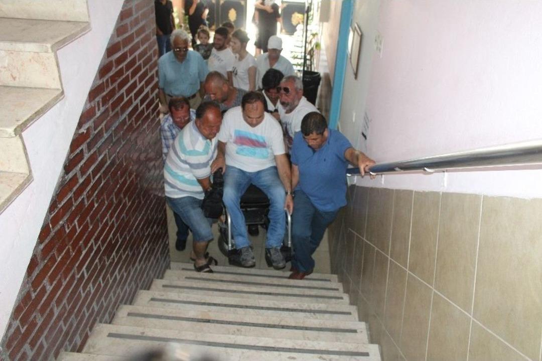 Engelli Vatandaşlar Oy Kullanırken Zor Anlar Yaşadılar