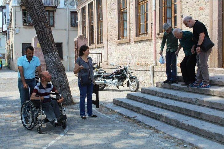 Engelli Vatandaşlar Oy Kullanırken Zor Anlar Yaşadılar G1