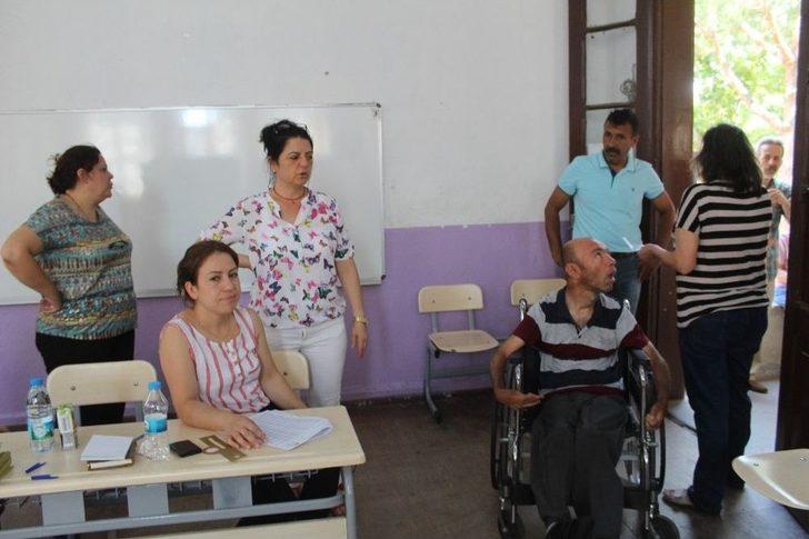 Engelli Vatandaşlar Oy Kullanırken Zor Anlar Yaşadılar G2