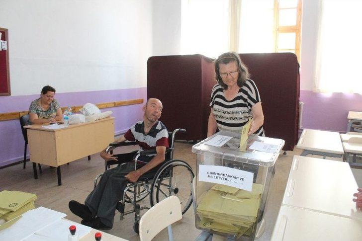 Engelli Vatandaşlar Oy Kullanırken Zor Anlar Yaşadılar G3