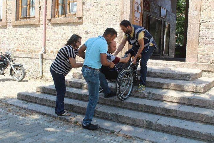 Engelli Vatandaşlar Oy Kullanırken Zor Anlar Yaşadılar G4