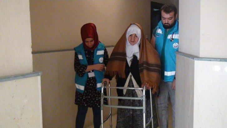 Tatvan’da Hastalar Hasta Nakil Araçlarıyla Oy Kullanımına Götürüldü G3