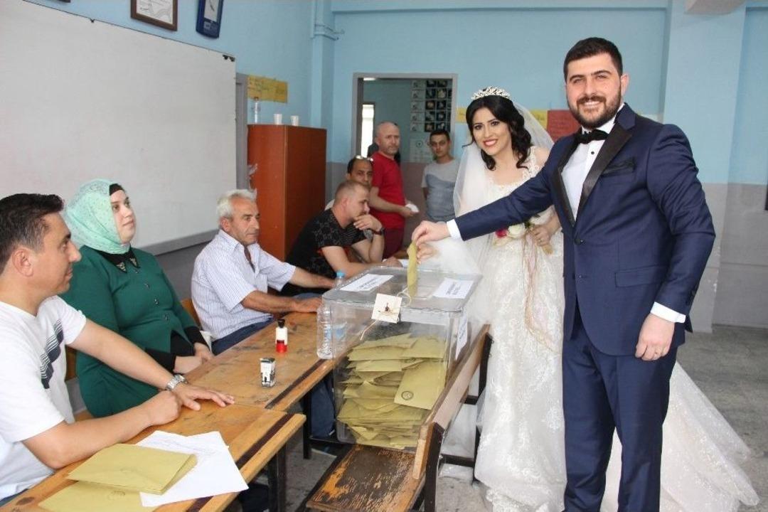 Oy Kullanmaya Gelin Ve Damatlıkla Geldiler